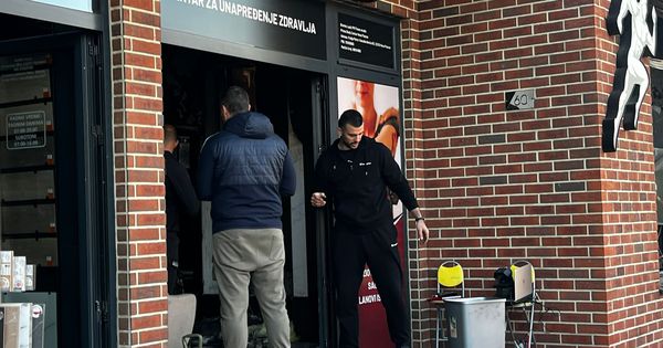 Najnovije informacije i prve fotografije sa lica mesta: Branko Lazić čisti lom posle požara u teretani /FOTO/