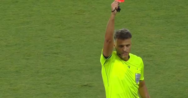 Svi u čudu gledali šta se desilo: Omraženi sudija dao dva žuta i crveni karton istom igraču Hapoela, evo i zašto! /VIDEO/