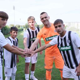 "Sa kolena na koleno..." Partizan na poseban način proslavio 79. rođendan /VIDEO/