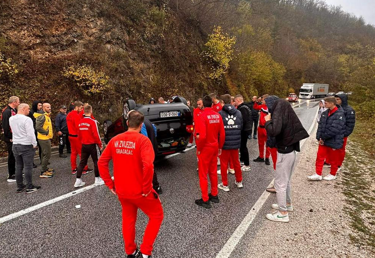 Potez vredan divljenja: Fudbaleri kasnili na utakmicu kako bi pomogli ženi kojoj se prevrnuo automobil /FOTO/