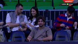 Nikola Milutinov sa atraktivnom lepoticom gleda Novakov meč u Atini