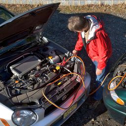 Kako da pravilno startujete automobil ako je akumulator prazan? Ovo su koraci da brzo i bezbedno pokrenete vozilo