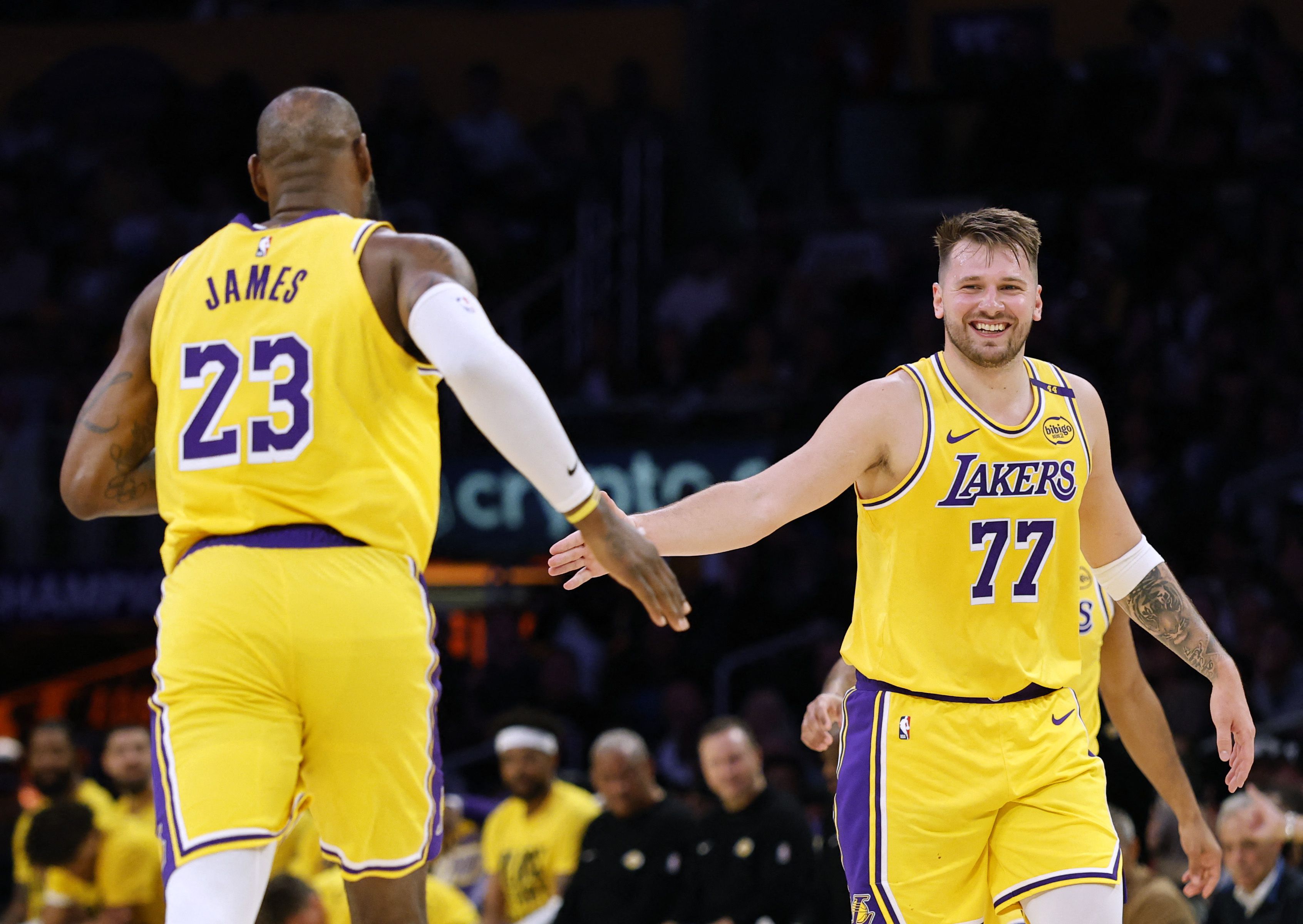 Lebron Džejms i Luka Dončić na utakmici NBA lige LA Lejkers - Minesota Timbervulvs