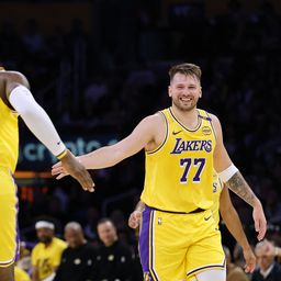 Lebron Džejms i Luka Dončić na utakmici NBA lige LA Lejkers - Minesota Timbervulvs