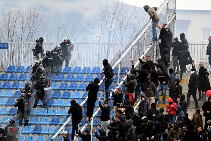 Haos na tribinama, ovako je prekinut meč Novi Pazar - Zvezda | Sportal.rs
