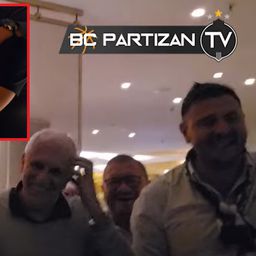 Grobari došli u Partizanov hotel, seli za klavir i zasvirali kultnu pesmu Željku Obradoviću! /VIDEO/