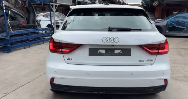 Prizor koji slama srce svakom vozaču: Pronašli potpuno nov Audi A1 na otpadu sa najlonima na sedištima, a razlog zašto je bačen je surov! /VIDEO/