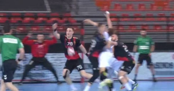 Srpski rukometaš "nokautirao" reprezentativca Francuske, medicinski tim jedva zaustavio krvarenje! /VIDEO/