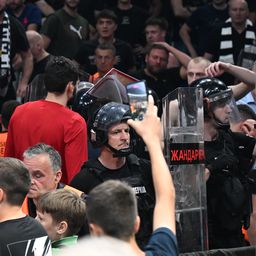 Igrači Zvezde i sudije napustili parket: Derbi prekinut zbog navijača!