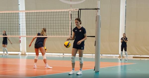 Sa reprezentacijom Srbije, ali još ne može da igra: Ovo je talentovana tinejdžerka koja trenira sa našim najboljim odbojkašicama /VIDEO/