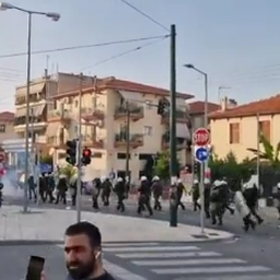 Novi haos u Atini: Tuča navijača AEK-a i policije /VIDEO/