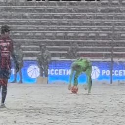 Fudbal po snegu - šta to beše? Dok se kod nas odlažu utakmice na prve pahulje, pogledajte šta rade Rusi - legendarni Akinfejev je poseban hit /VIDEO/