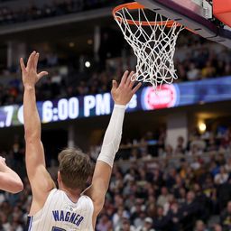 Au, šta uradi Jokić i to čoveku koji je uništio Srbiju na Mundobasketu, komentatori poludeli, kao i cela hala: Gde je otišao, šta je ovo?! /VIDEO/