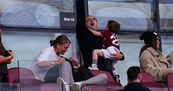 Legendarni glumac sa tribina pevao pogrdnu pesmu o svojoj ćerki i zvezdi Vest Hema: Usledila je najgora stvar /VIDEO/