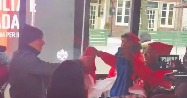 "Ne čekajte još četiri godine": Kanada ponudila italijanskim navijačima besplatnu zamenu dresova, stotine ljudi se odazvalo /VIDEO/