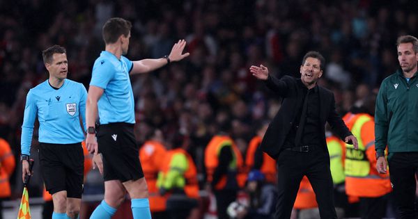 Simeone pravio haos na terenu, odgurnuo je čoveka koji ga je napustio i otišao u Arsenal: Izbio sukob, intervenisao i zvaničnik UEFA! /VIDEO/