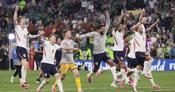 Jeziva scena u Meksiko Sitiju! Engleska izbacila domaćina Svetskog prvenstva, pa doživela strašan udarac: Jedan od vođa tima završio u bolnici zbog slavlja sa navijačima! /VIDEO/