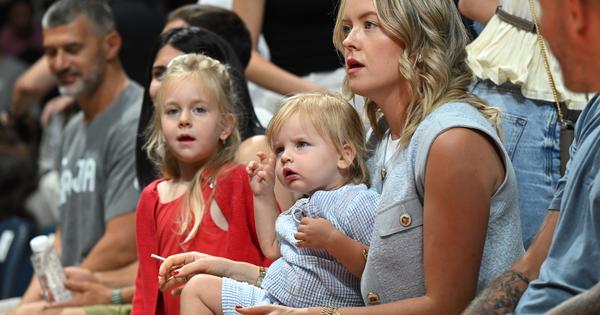 Lepa slika iz Pionira: Jokićeva porodica tik uz parket, deca ga bodre protiv BiH!