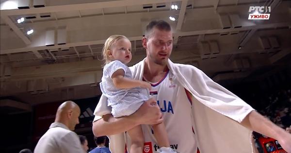Jokić upisao tripl-dabl protiv BiH, pa "otrčao" svojoj deci u zagrljaj!