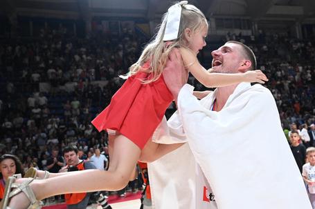 MVP na terenu, a i kod kuće: Jokić oduševio potezom sa decom odmah posle utakmice /FOTO/