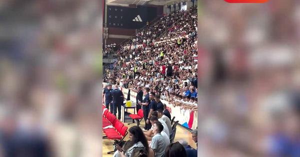 Ognjen Dobrić sa longetom na ruci prati meč Srbija - BiH