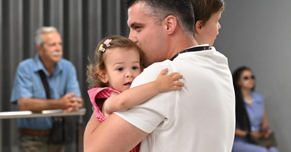"Tata, ti si naše zlato!" Selektora "orlića" dočekala deca na aerodromu i napravila prelepu scenu /FOTO/