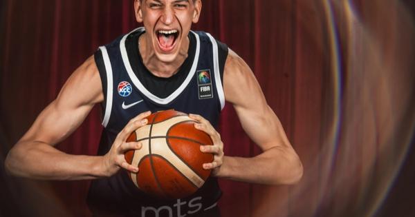 Srpsko čudo od deteta oduševilo Amerikance! Kusturicu vide u top 3 na draftu, evo gde je jači od vršnjaka, a skauti kažu da ovo mora pod hitno da popravi! /VIDEO/