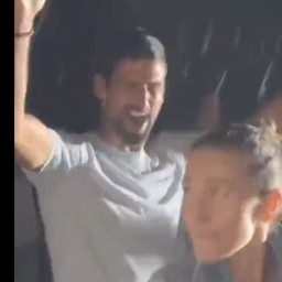 Ni kiša mu ne može ništa: Novak i Jelena uživali na koncertu čuvenog pevača - njegova reakcija će vas oduševiti /VIDEO/