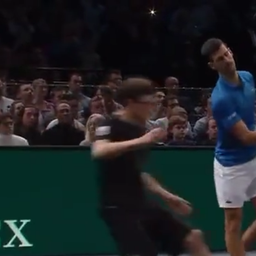 Novak se NA VREME ZAUSTAVIO: Đoković ljutito hteo da udari lopticu, dečak se s pravom uplašio /VIDEO/