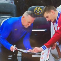 Kad Jokić objašnjava Melounu: Scena o kojoj će se pričati! Poznato je i šta je MVP rekao, posle ovog je Denver krenuo ka preokretu /VIDEO/