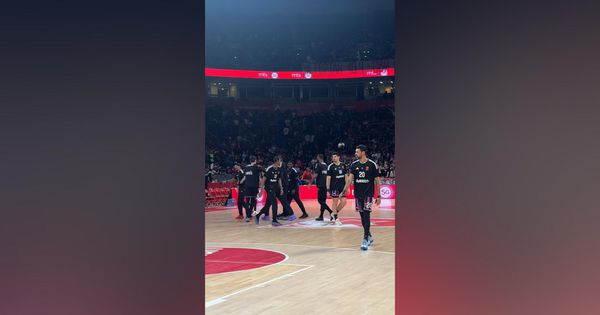 Navijači Zvezde izviždali košarkaše Pariza u Areni