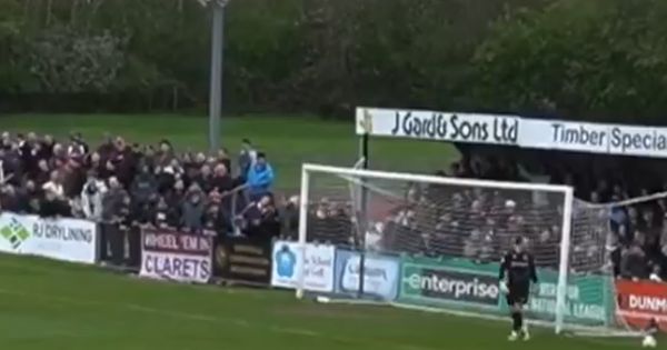 Skandal u Engleskoj: Golman usred utakmice nokautirao navijača! /VIDEO/