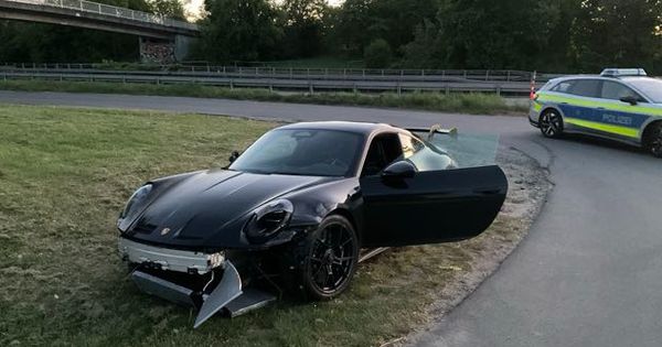 Srbin slupao Porše od 200.000 evra, pa ga samo ostavio pored puta: Nemačka policija u čudu, traže vozača koji je samo odšetao sa mesta udesa!