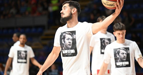 Košarkaši Zvezde odali počast legendi kluba: Crveno-beli se zagrevali u majicama sa likom Vladimira Cvetkovića /FOTO/