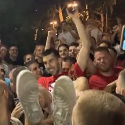 Fešta crveno-belih ispred "Pionira": Dobrić na rukama navijača posle titule, Kalinić "zapalio masu" /VIDEO/