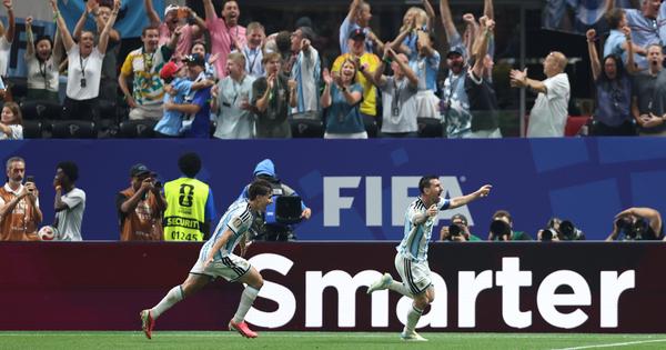 To nije čudo, to je Argentina! Mesi režirao preokret za sva vremena: Promašio penal, pa od 0:2 izvukao Gaučose iz mrtvih, a Enco ih u 92' poslao u četvrtfinale Mundijala! /VIDEO/
