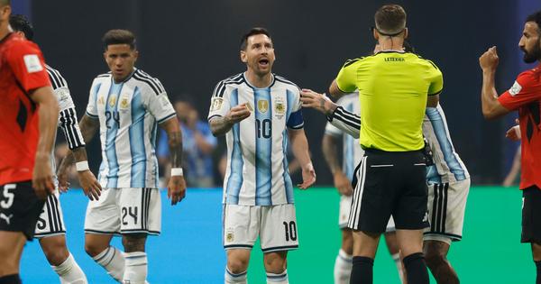 Knjiga spala na četiri slova: U trci za Zlatnom boginjom su ostali samo najjači, a superkompjuter misli da Argentina ima najmanje šanse