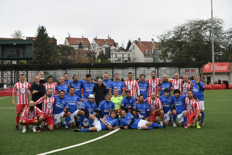 Humani šampioni: Veterani Zvezde i pevači i glumci iz Italije igrali za vrtić u Srbiji /FOTO/