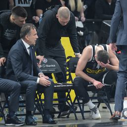 Veliki udarac za Partizan: Povredio se Aleksa Avramović i u velikim bolovima napustio parket /FOTO/