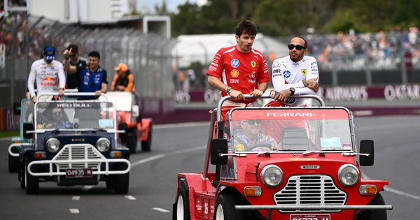 “Pusti mene da radim!” Hamilton besni na Ferari u Australiji: Bivšem šampionu Formule 1 krv proključala ispod žute kacige
