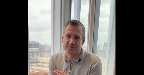 Urednik najčitanijeg britanskog lista gadno prošao jer nije hteo da skine burmu /VIDEO/