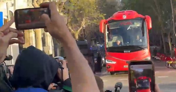 Već viđeno: Autobus Atletika opet na meti huligana u Barseloni! /VIDEO/