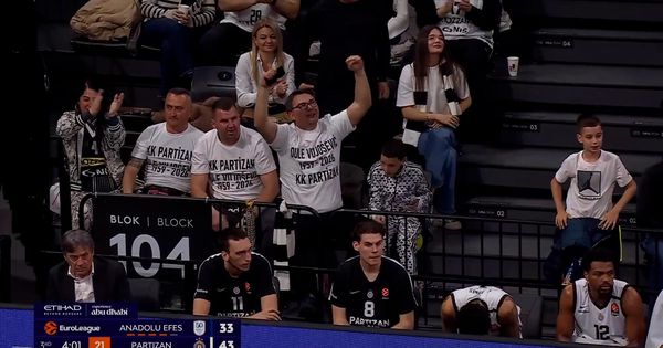 Navijači u majicama u čast Duška Vujoševića prate meč u Istanbulu