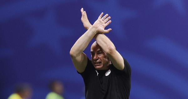 Šta znači gest koji je zapalio Mundijal? Selektor Egipta protiv Argentine rukama sklopio slovo „X“ - prijava rasizma ili ponavljanje kultnog Murinjovog greha?!