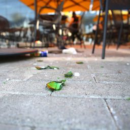 Sportal na licu mesta: Scene iz Atine kao na ratištu - baklje, kamenice, štangle i stakla na mestu gde su "Bed blu bojsi" ubili navijača AEK-a /FOTOGRAFIJE/