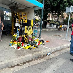 Sportal na mestu tragedije u Atini: Ultrasi AEK-a blokirali put, policije ni na vidiku, odjekuje samo jedna pesma /VIDEO/