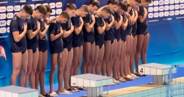 Vaterpolisti Crne Gore sagnuli glave pred intoniranje himni u Zagrebu! Ovo nije smelo da se desi /VIDEO/