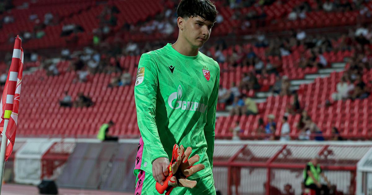Savo Radanović napušta teren zbog crvenog kartona na meču FK Crvena zvezda – FK Novi Pazar (Foto: Starsport / Peđa