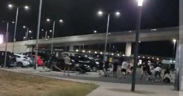 Žestoka tuča navijača na aerodromu! Pojavio se video makljaže posle sačekuše