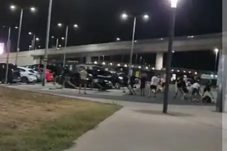 Žestoka tuča navijača na aerodromu! Pojavio se video makljaže posle sačekuše